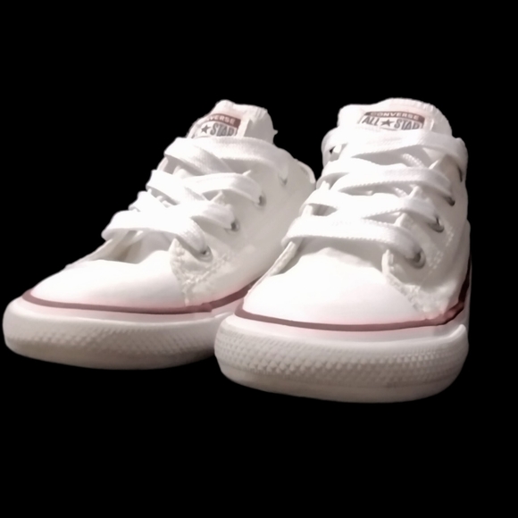 White Converse Low-Top Chuck Taylor Sneakers in Unisex Size 10 – Classic Style - Picture 1 of 7